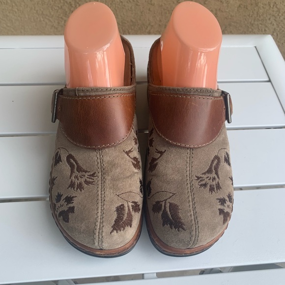 Klogs taupe suede and brown leather embroidered clogs mules size 7.5M - Picture 2 of 15